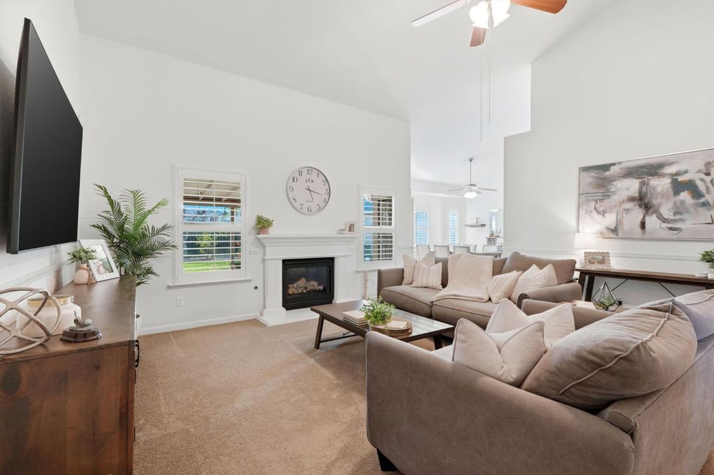 Image 10 of property listing at 1005 Jubilee Court, Lemoore, CA 93245