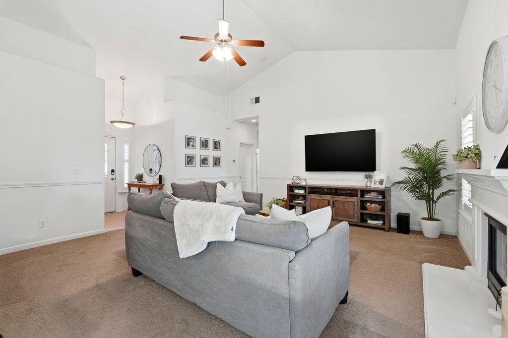 Image 12 of property listing at 1005 Jubilee Court, Lemoore, CA 93245