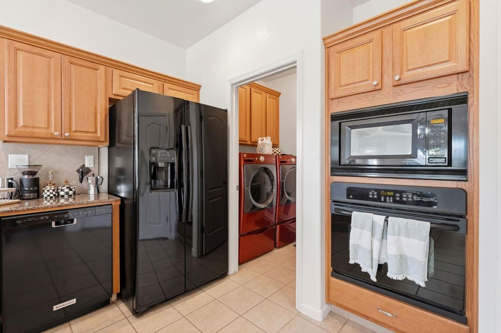 Image 23 of property listing at 1005 Jubilee Court, Lemoore, CA 93245