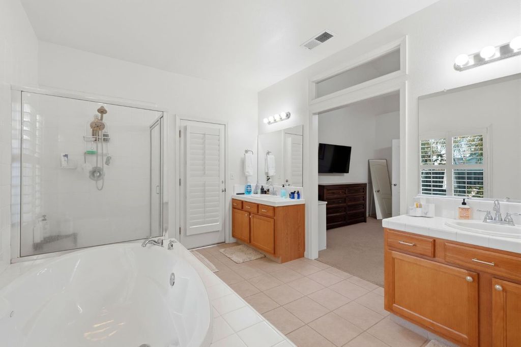 Image 37 of property listing at 1005 Jubilee Court, Lemoore, CA 93245