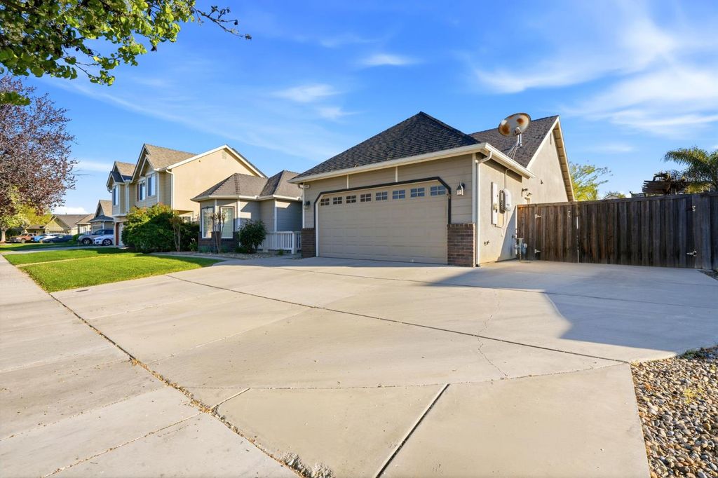 Image 4 of property listing at 1005 Jubilee Court, Lemoore, CA 93245