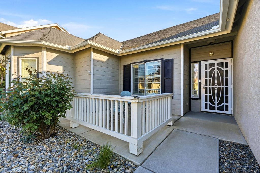 Image 6 of property listing at 1005 Jubilee Court, Lemoore, CA 93245
