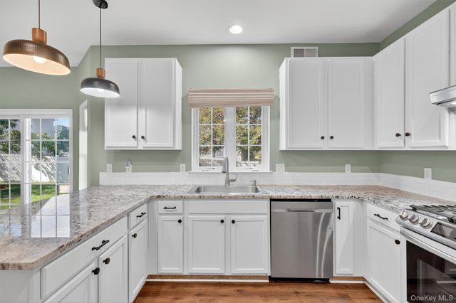 2806 Cherry Tree Way, New Windsor, NY 12553