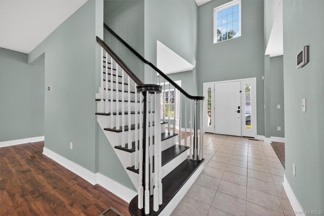 2806 Cherry Tree Way, New Windsor, NY 12553