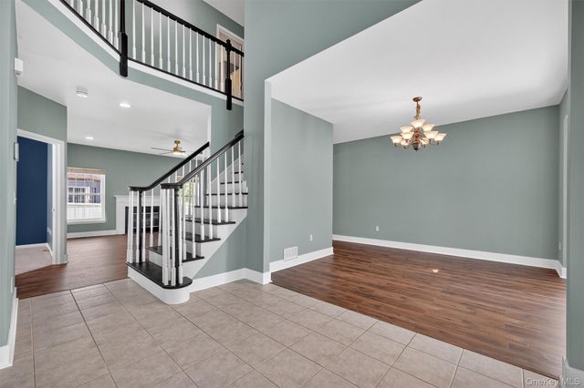 2806 Cherry Tree Way, New Windsor, NY 12553