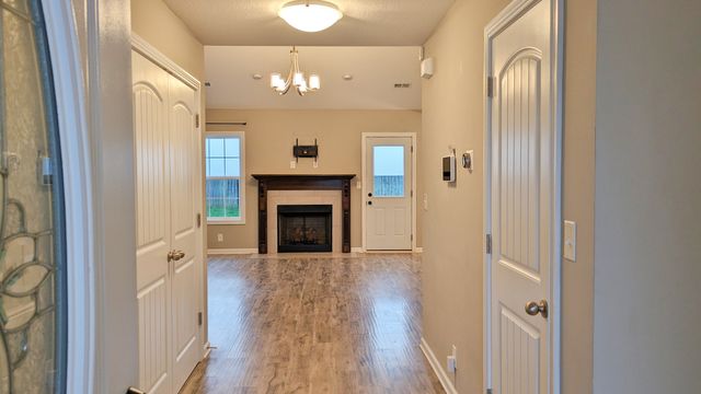 518 Sourwood Dr, Clarksville, TN 37042