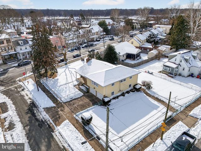 10 TAYLOR ST, Bristol, PA 19007