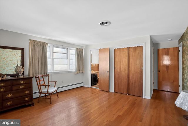 10 TAYLOR ST, Bristol, PA 19007