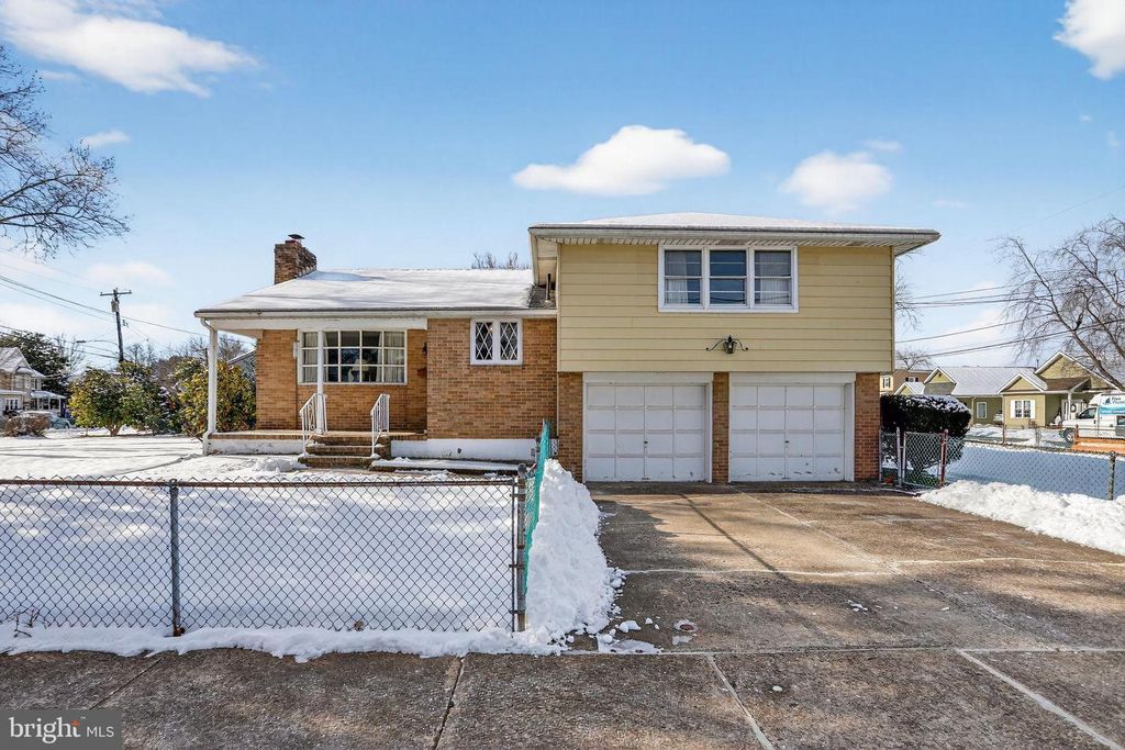 10 TAYLOR ST, Bristol, PA 19007