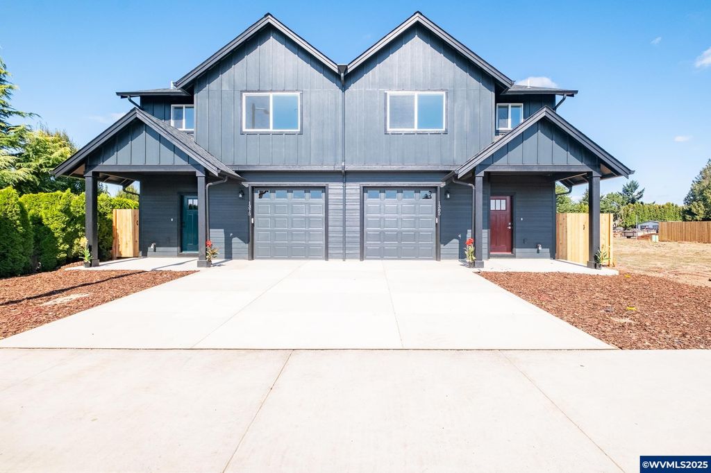 Image 1 of property listing at 1493-1499 Barn Ct, Woodburn, OR 97071