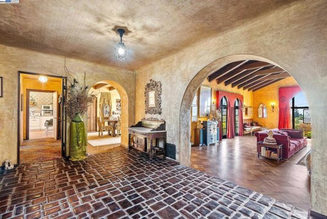 921 Warren St, Hayward, CA 94541