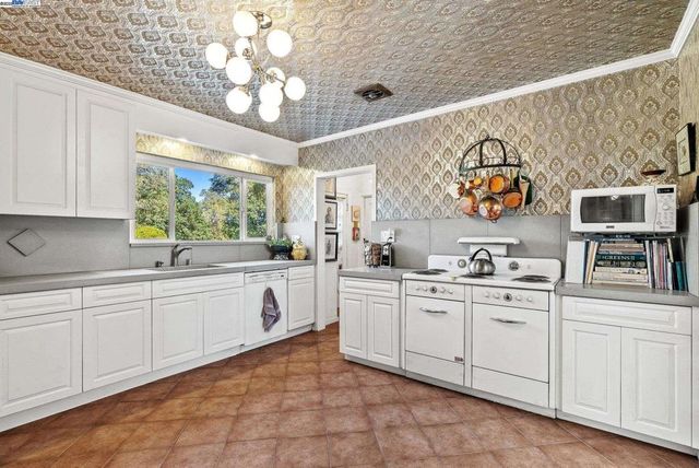 921 Warren St, Hayward, CA 94541