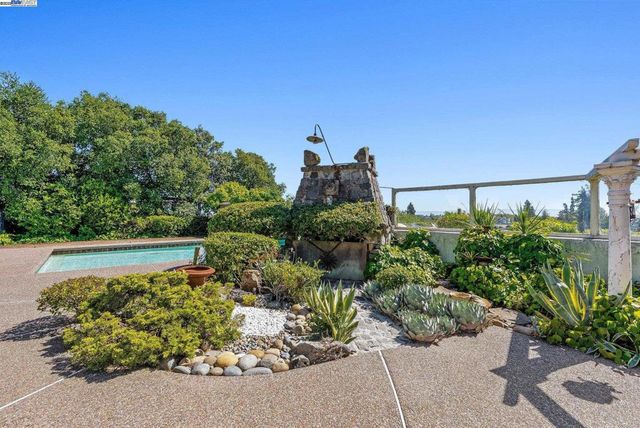 921 Warren St, Hayward, CA 94541