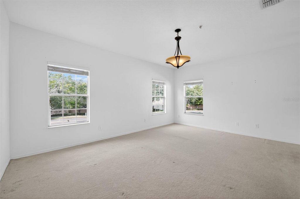 Image 5 of property listing at 6071 STRADA ISLE WAY, Orlando, FL 32835