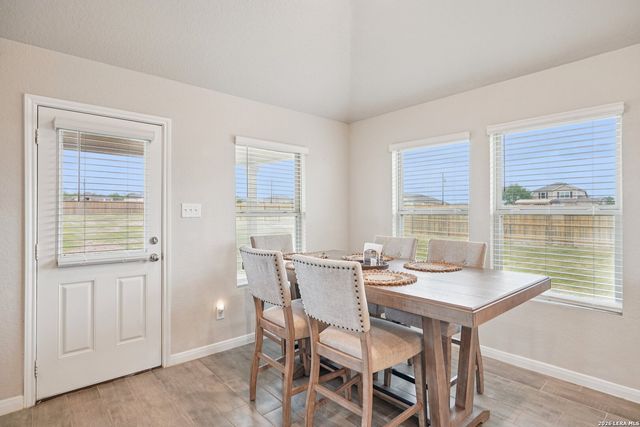 104 Pendleton Cv, Floresville, TX 78114