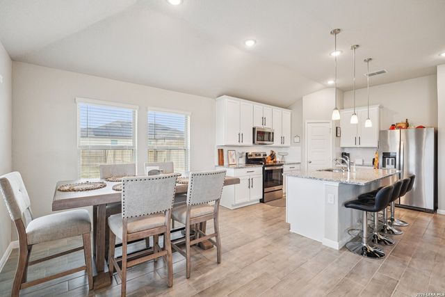 104 Pendleton Cv, Floresville, TX 78114