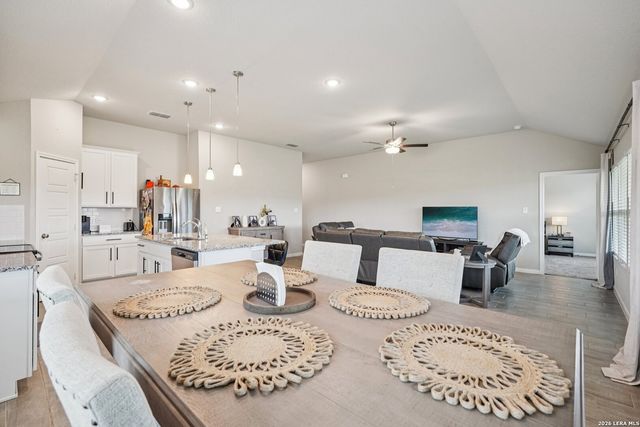 104 Pendleton Cv, Floresville, TX 78114