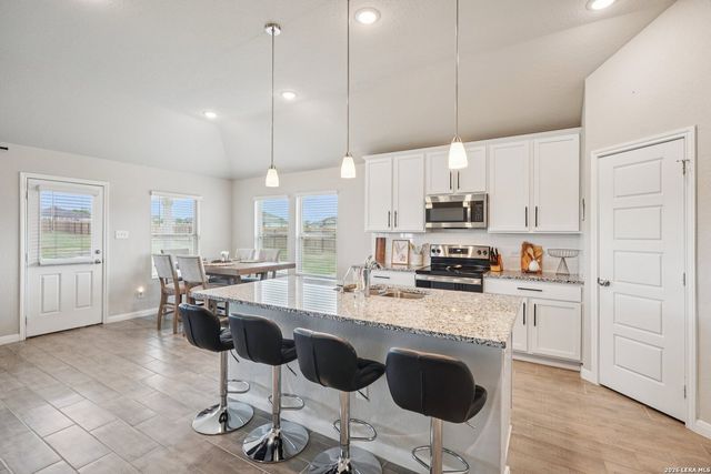 104 Pendleton Cv, Floresville, TX 78114