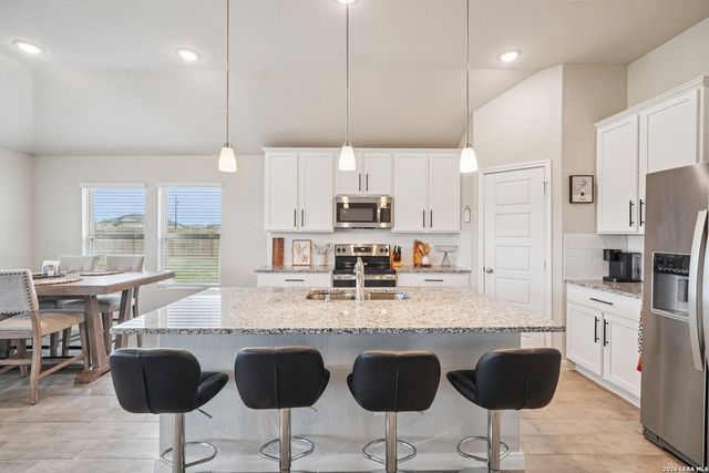 104 Pendleton Cv, Floresville, TX 78114