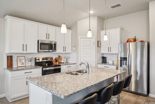 104 Pendleton Cv, Floresville, TX 78114