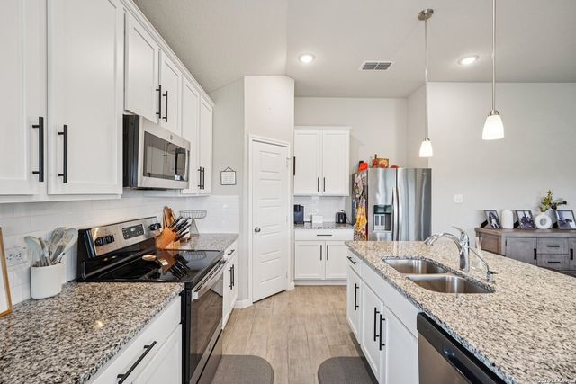 104 Pendleton Cv, Floresville, TX 78114