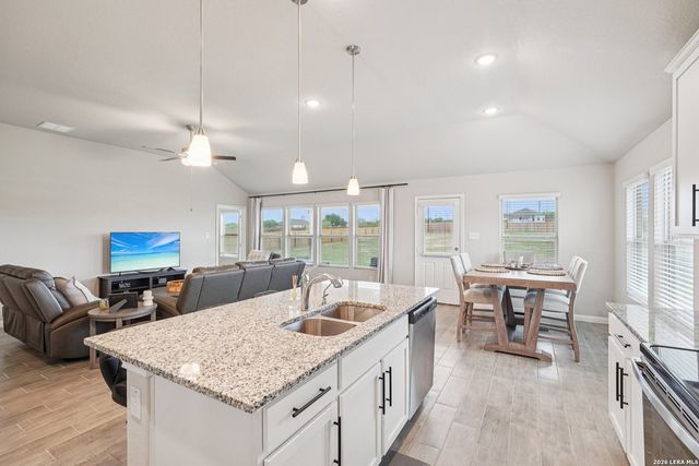 104 Pendleton Cv, Floresville, TX 78114