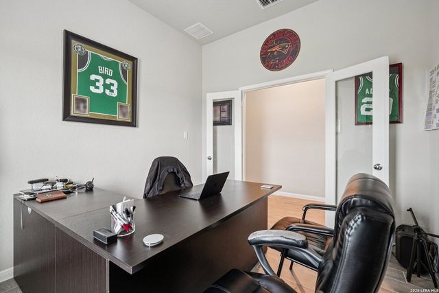 104 Pendleton Cv, Floresville, TX 78114