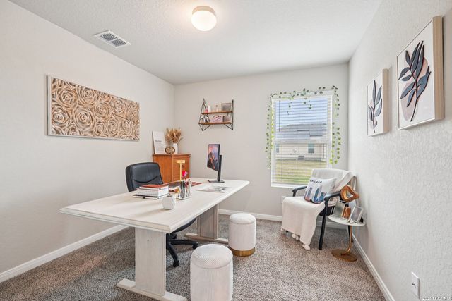 104 Pendleton Cv, Floresville, TX 78114