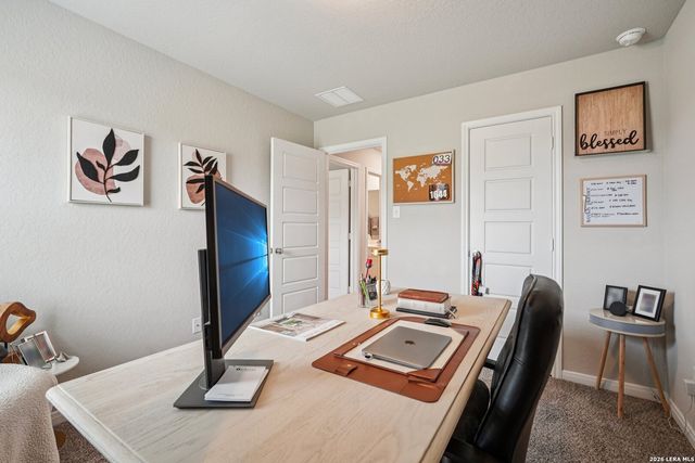 104 Pendleton Cv, Floresville, TX 78114