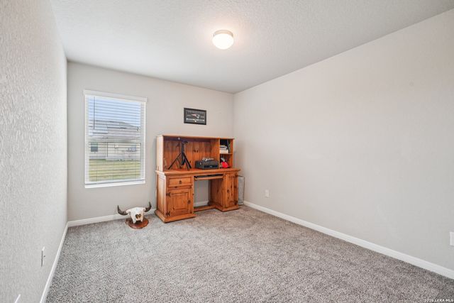 104 Pendleton Cv, Floresville, TX 78114