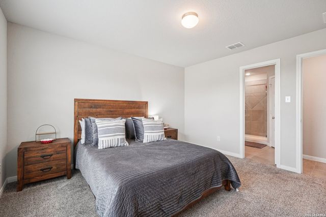 104 Pendleton Cv, Floresville, TX 78114