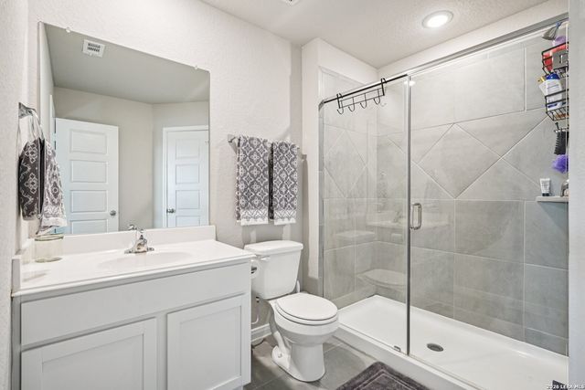 104 Pendleton Cv, Floresville, TX 78114