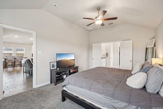 104 Pendleton Cv, Floresville, TX 78114