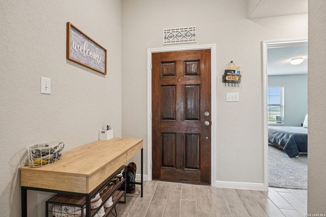 104 Pendleton Cv, Floresville, TX 78114