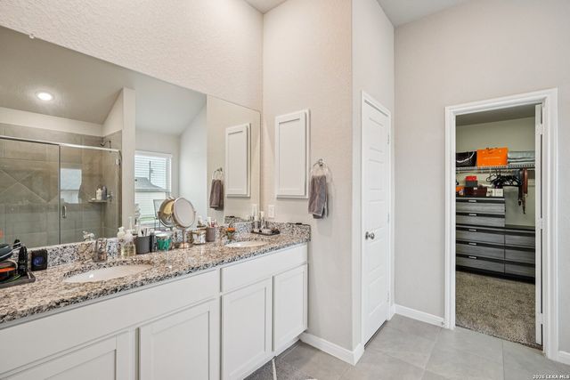 104 Pendleton Cv, Floresville, TX 78114