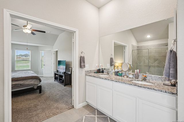 104 Pendleton Cv, Floresville, TX 78114