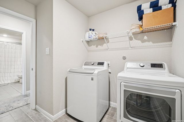 104 Pendleton Cv, Floresville, TX 78114