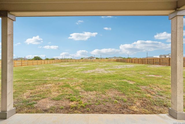 104 Pendleton Cv, Floresville, TX 78114