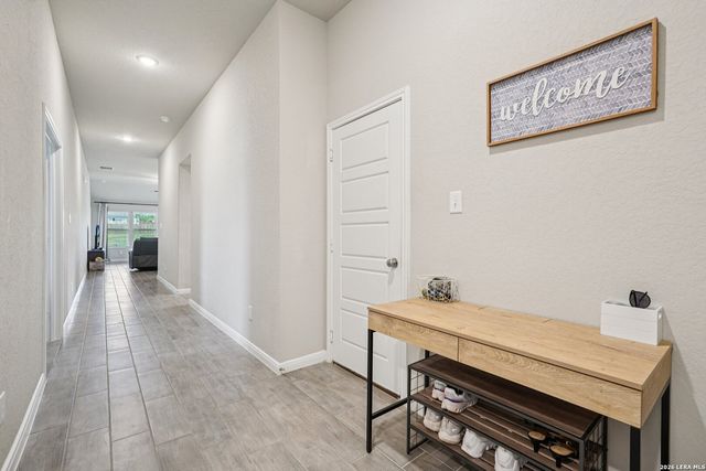 104 Pendleton Cv, Floresville, TX 78114