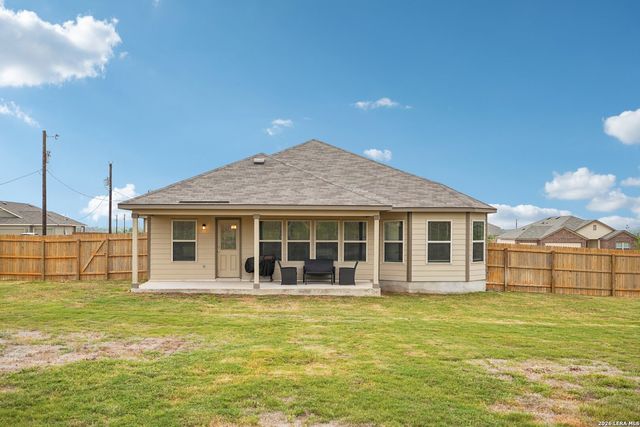 104 Pendleton Cv, Floresville, TX 78114