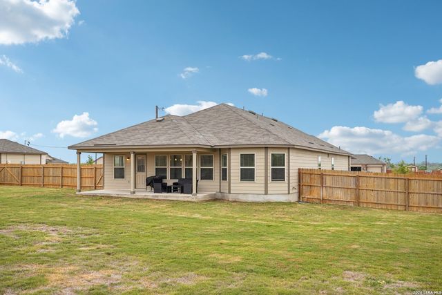 104 Pendleton Cv, Floresville, TX 78114