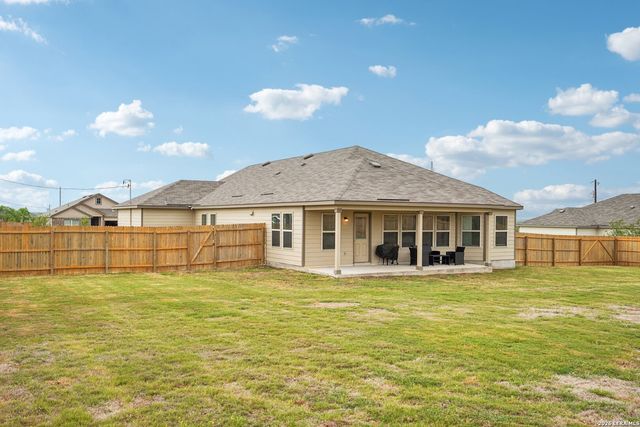 104 Pendleton Cv, Floresville, TX 78114