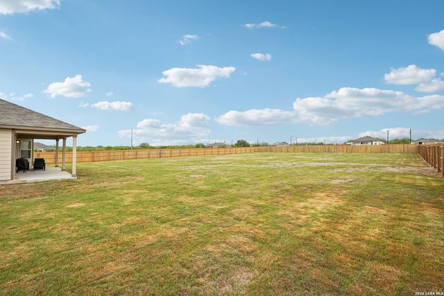 104 Pendleton Cv, Floresville, TX 78114