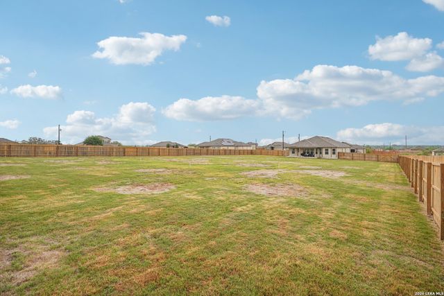 104 Pendleton Cv, Floresville, TX 78114