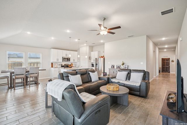 104 Pendleton Cv, Floresville, TX 78114