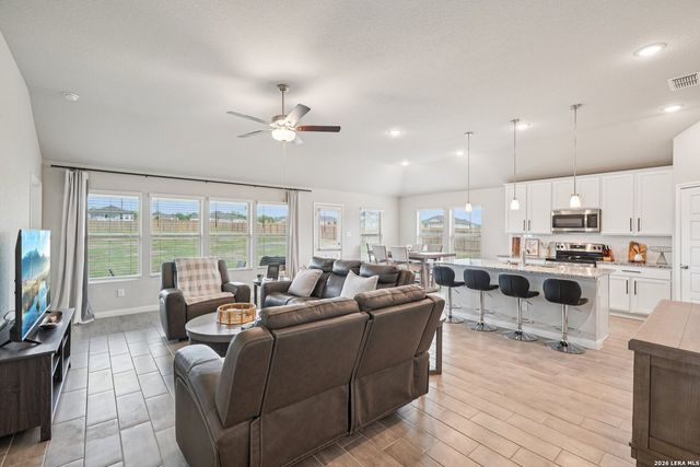 104 Pendleton Cv, Floresville, TX 78114