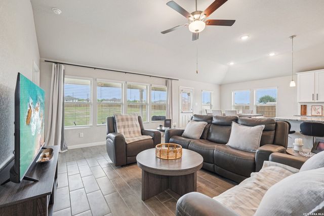 104 Pendleton Cv, Floresville, TX 78114