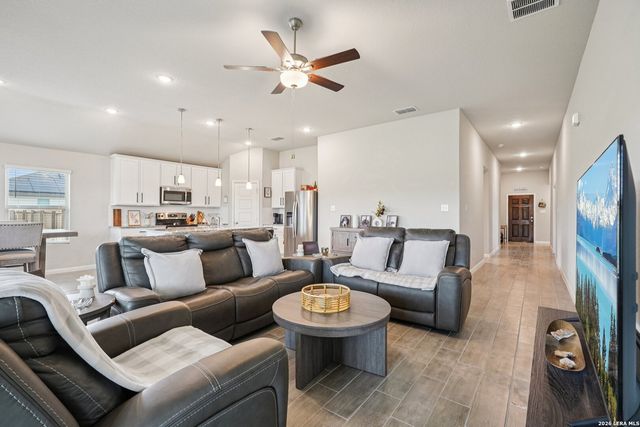 104 Pendleton Cv, Floresville, TX 78114