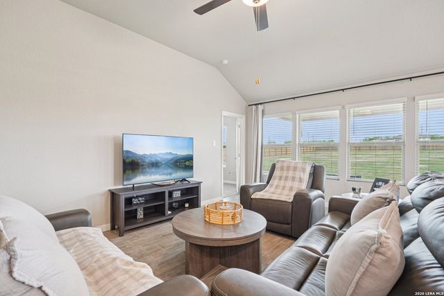 104 Pendleton Cv, Floresville, TX 78114