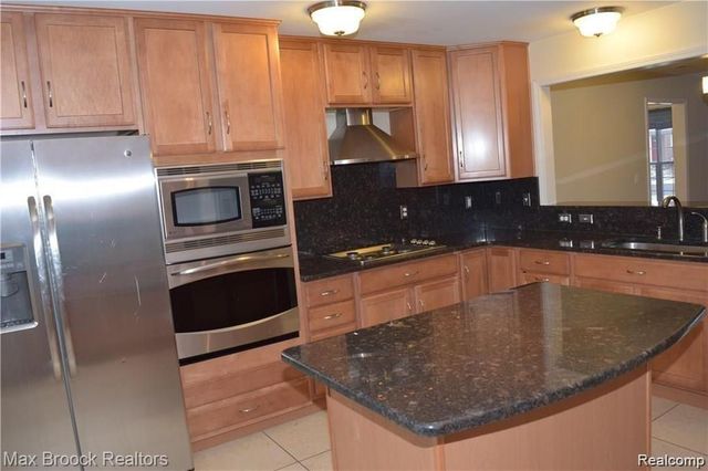 28431 Carlton Way Drive, Novi, MI 48377